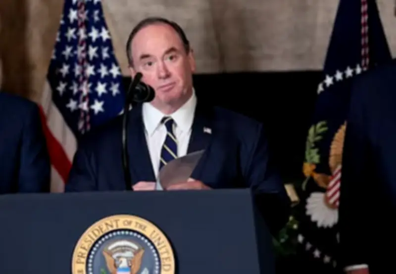 وزير البحرية الأمريكي جون سي. فيلان يغادر منصبه فجأة دون إيضاح الأسباب