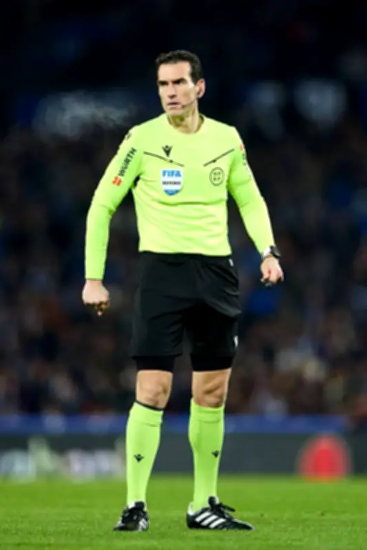 حكم إسباني يوقف مباراة برشلونة لإنقاذ مشجع من ذبحة صدرية في مدرجات كامب نو