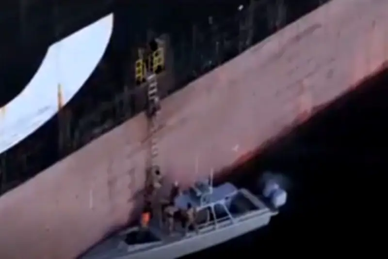 إيران تشدد قبضتها على مضيق هرمز بعد فشل محادثات السلام