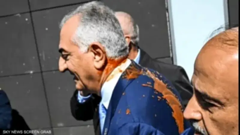 هجوم بسائل أحمر على رضا بهلوي في برلين بعد مؤتمر صحفي