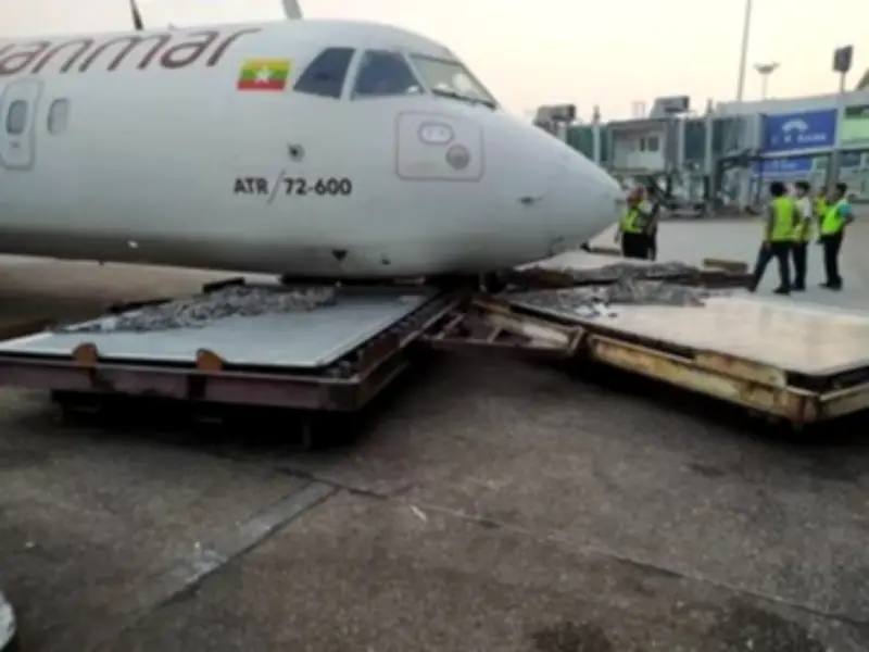 اصطدام مزدوج في مطار يانغون بين طائرتين وعربة أمتعة