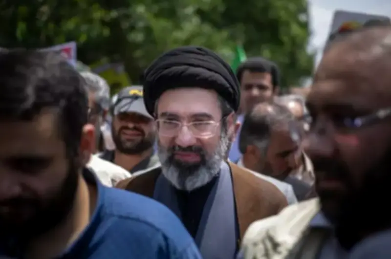 نيويورك تايمز تكشف: الحرس الثوري يسيطر على إيران ومجتبى يتلقى العلاج