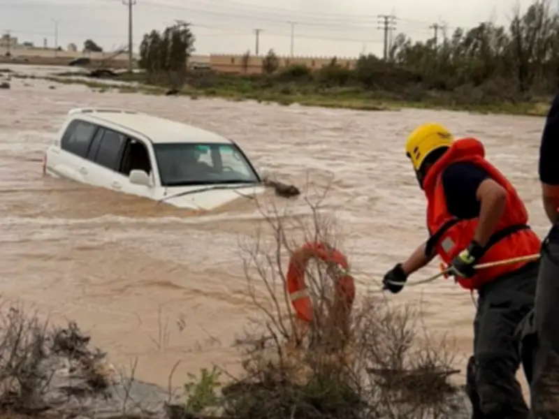 الدفاع المدني بالقصيم ينقذ شخصين احتجزا في سيل داخل مركبة