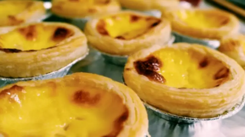 سر تارت البيض البرتغالي بين القرفة والليمون