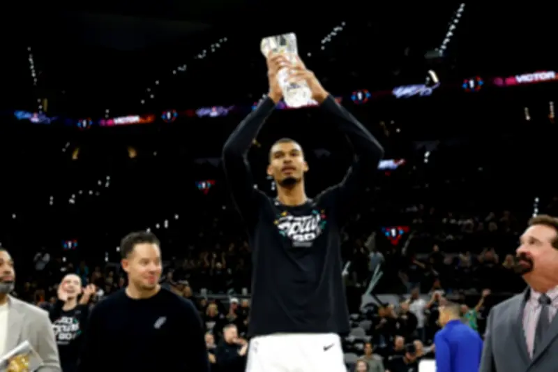 ويمبانياما يسافر مع سبيرز لبورتلاند لكن مشاركته غير مؤكدة بعد الارتجاج