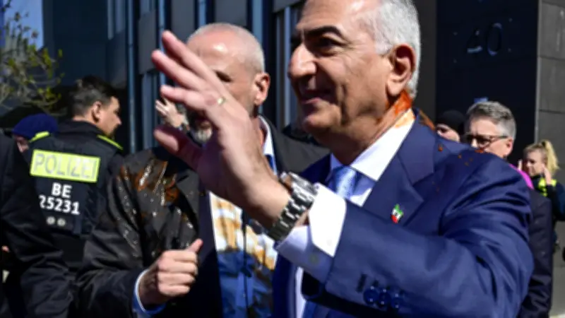 رضا بهلوي يتعرض لرشق بالسائل الأحمر في برلين وسط تجاهل حكومي