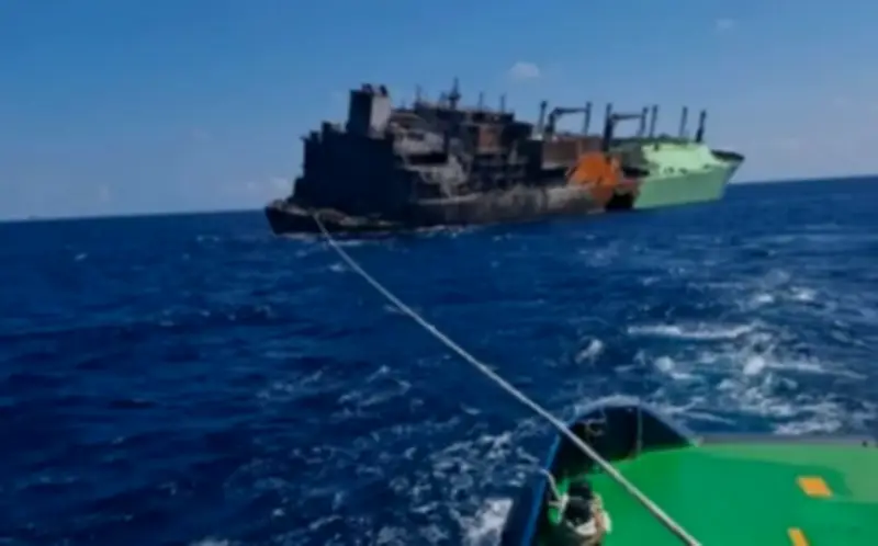 ليبيا تفقد السيطرة على ناقلة غاز روسية معطوبة قبالة بنغازي