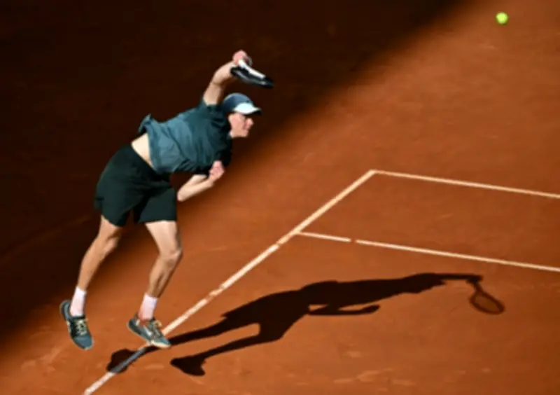 سينر ينجو من فخ بونزي ويبدأ مطاردة لقب خامس تاريخي في مدريد