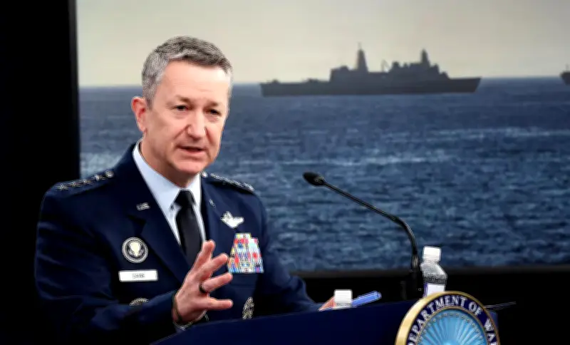 الجنرال دان كين: واشنطن تواصل اعتراض السفن الإيرانية في المحيطين