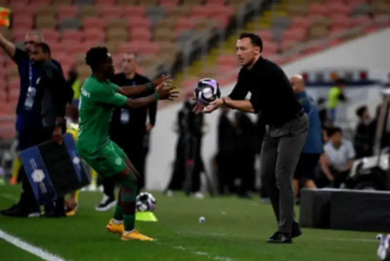 يايسله صانع المجد الآسيوي.. نجا من مقصلة الإقالة بأمر المجانين