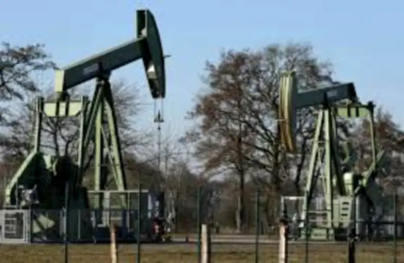 أسعار النفط تسجل ارتفاعًا أسبوعيًا وسط تقلبات وتقييم أثر تعطل الإمدادات