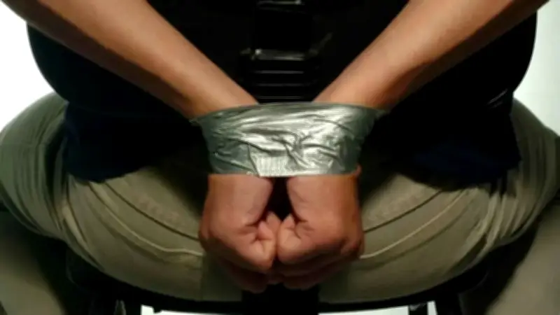 أب لبناني يروي تفاصيل تعذيبه على يد ابنيه داخل منزله