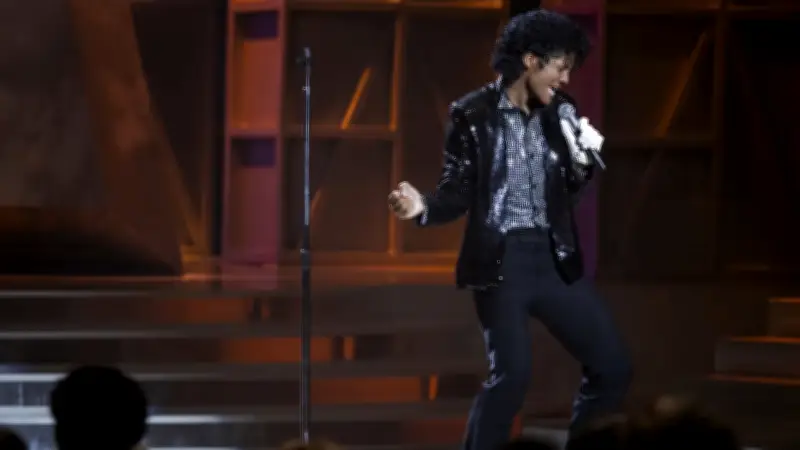 إطلاق فيلم مايكل جاكسون بعد تأجيل سنوات وسط جدل الإرث والاتهامات