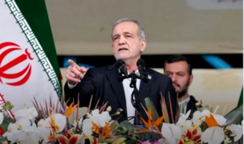 إيران تهدد بالرد بقوة على الحصار الأمريكي لموانئها