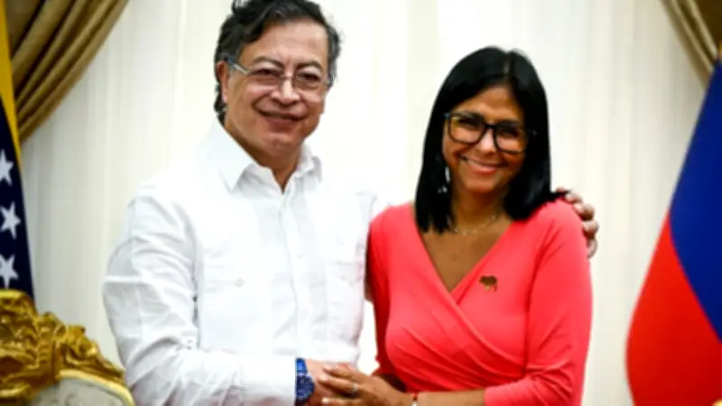 زيارة تاريخية: بترو يلتقي رودريغيز في كراكاس لتعزيز العلاقات