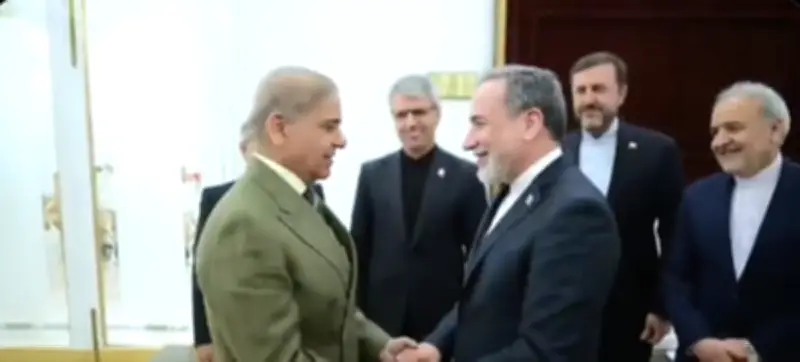 وزير الخارجية الإيراني يلتقي رئيس وزراء باكستان في جهود جديدة للسلام