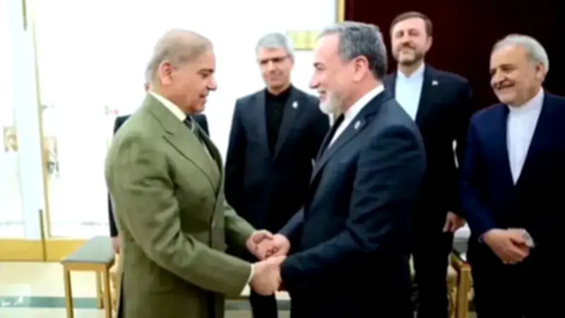 وزير خارجية إيران يغادر باكستان بعد محادثات حول وقف إطلاق النار ورفع الحصار