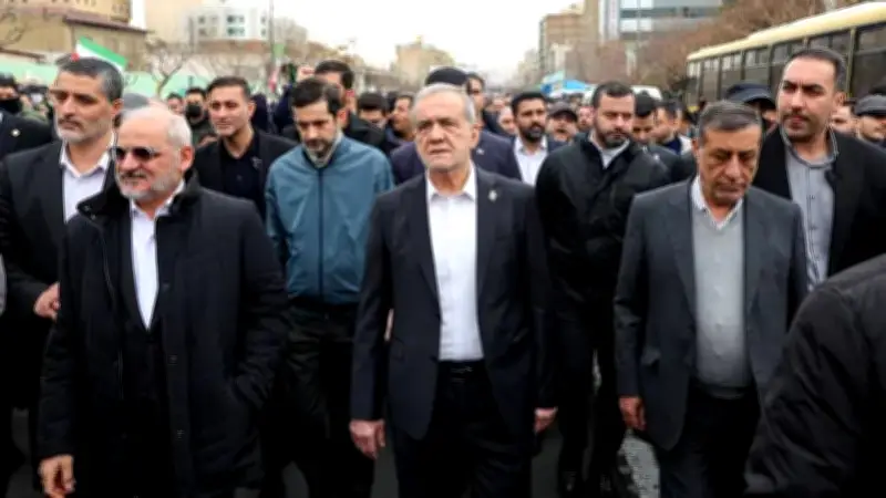 بزشكيان يدعو لترشيد الكهرباء بعد حصار أميركي دمر البنية التحتية