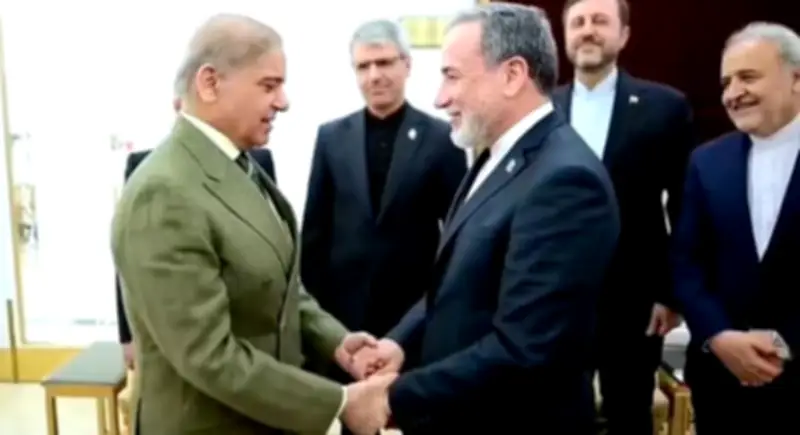 غموض يلف مستقبل المفاوضات الإيرانية الأمريكية بعد مغادرة الوفد الإيراني باكستان