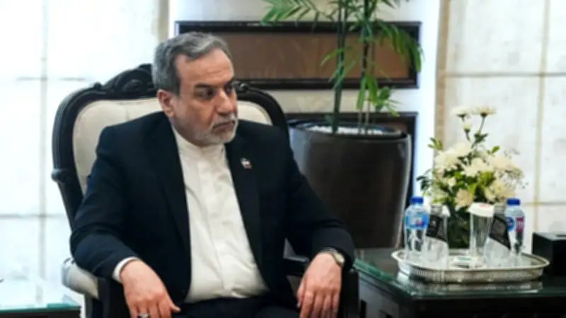 وزير الخارجية الإيراني يعود إلى باكستان بعد زيارته لعمان