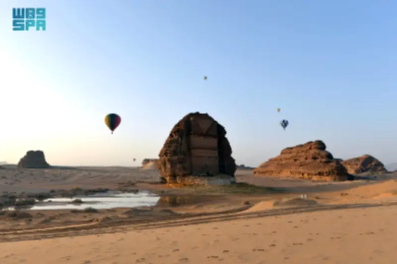 رحلات المناطيد في العُلا.. تجربة سياحية فريدة لاكتشاف التاريخ من السماء