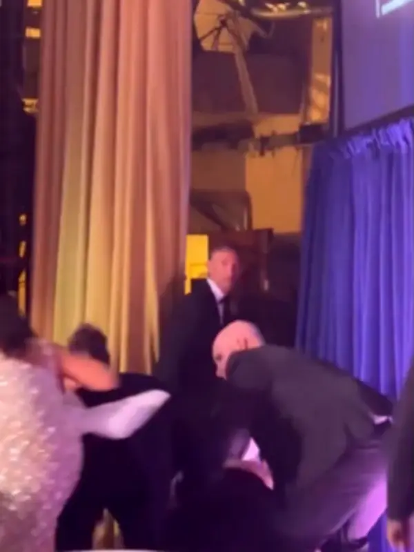 فيديو يوثق سقوط ترامب أثناء إجلائه بعد إطلاق نار في حفل عشاء