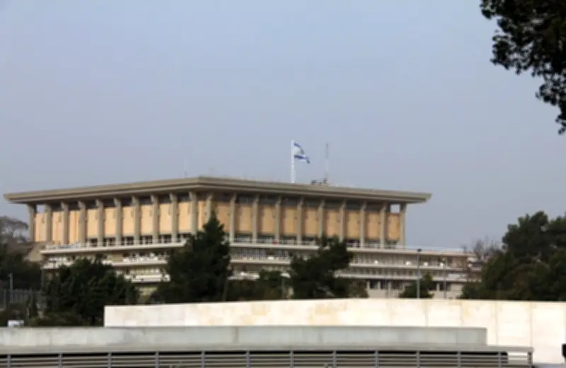 مواجهة حادة في الحكومة الإسرائيلية حول عقوبات الحريديم والتجنيد