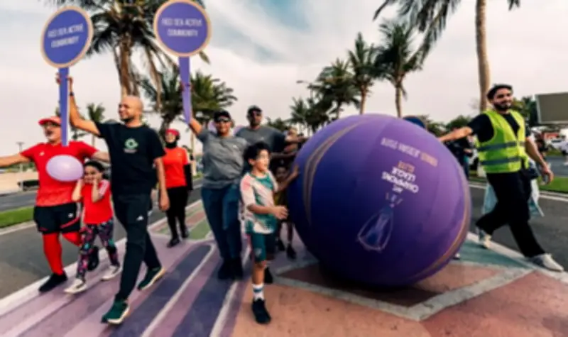 سباق الكرة العملاقة على كورنيش جدة يجذب آلاف المشاركين