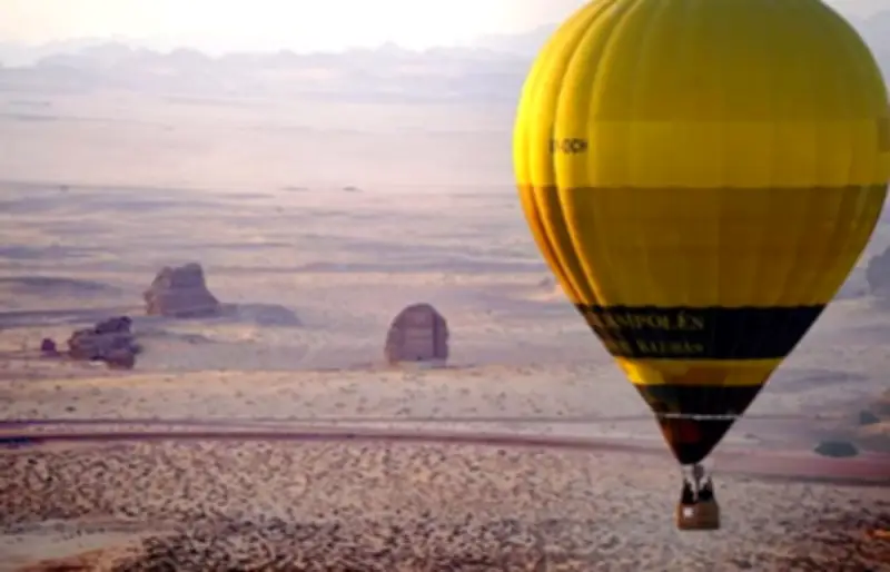 تجربة فريدة لرحلات المناطيد في العُلا عند شروق الشمس