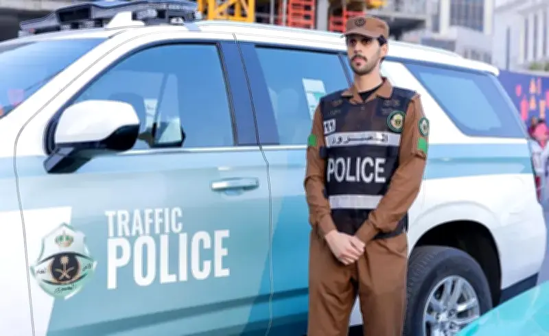 المرور يحذر من النزول والركوب أثناء سير المركبات ويوضح المخاطر