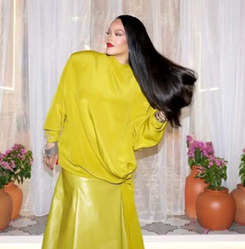 ريهانا تتألق باللون الخردلي في مومباي بإطلالة تجمع بين الجرأة والأناقة