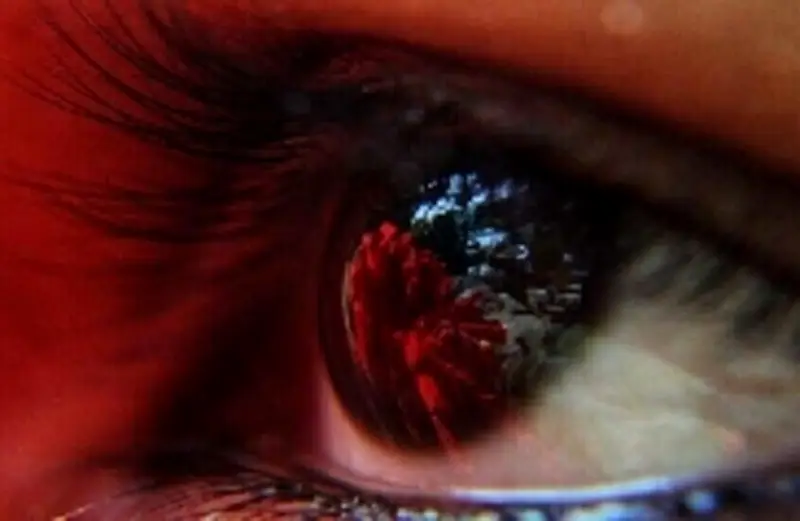 شبكية اصطناعية مبتكرة تعيد البصر جزئيا للمكفوفين بتقنية الأشعة تحت الحمراء