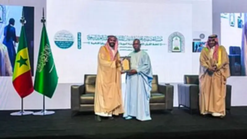 السنغال تمنح وزير الشؤون الإسلامية وسام الشرف الوطني للتربية