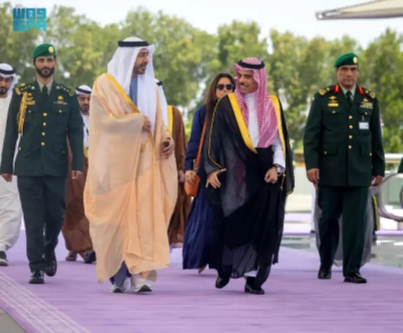 الشيخ عبدالله بن زايد يصل إلى جدة للمشاركة في القمة الخليجية التشاورية