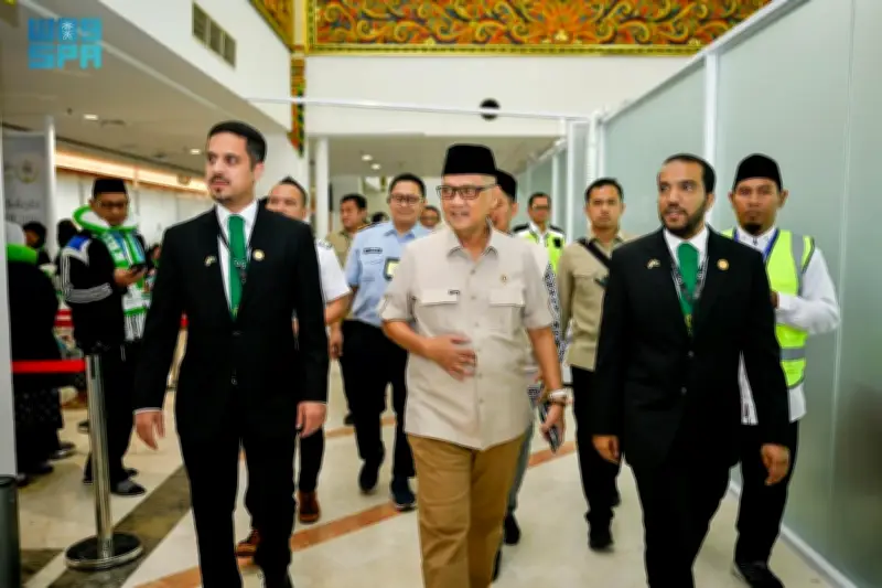 وزير الحج الإندونيسي يزور صالة مبادرة طريق مكة في سورابايا