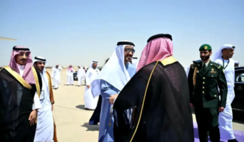 وزير خارجية الإمارات يغادر جدة بعد القمة الخليجية التشاورية