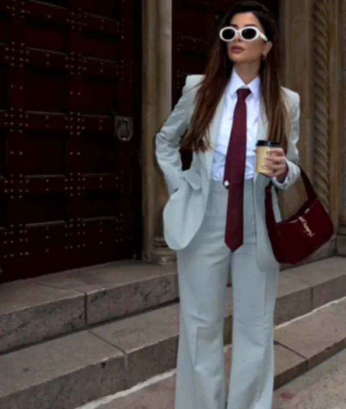 البدلة وربطة العنق بلمسة كاجوال عصرية وجريئة