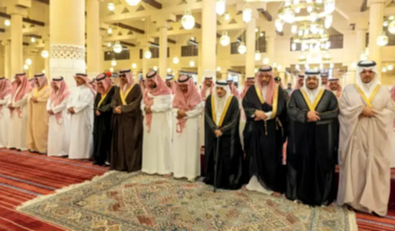 أمير الرياض يؤدي صلاة الميت على الأمير محمد بن فيصل آل سعود