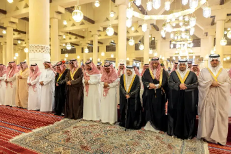 أمير الرياض يؤدي صلاة الميت على الأمير محمد بن فيصل آل سعود