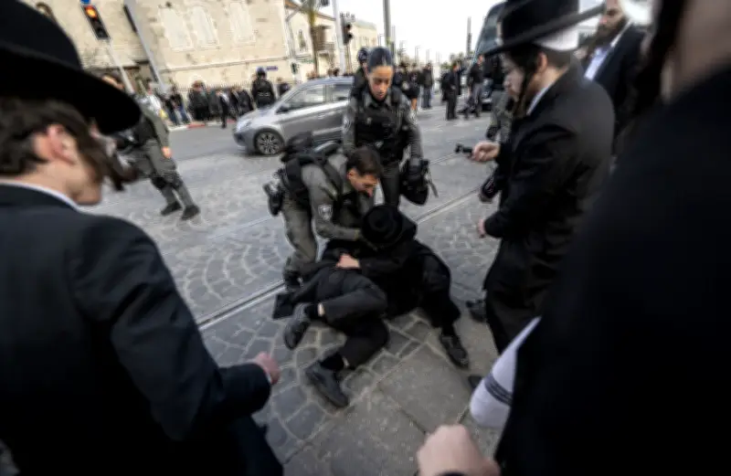 اقتحام منزل قائد الشرطة العسكرية الإسرائيلية احتجاجًا على اعتقال الفارين من الخدمة