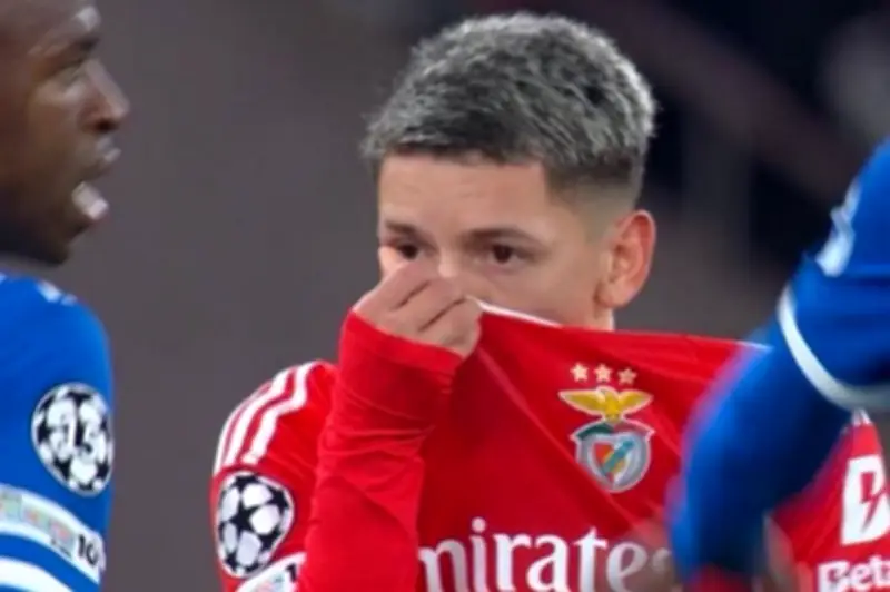 فيفا يقرر طرد اللاعبين المتعمدين تغطية أفواههم أثناء الحديث مع الخصوم