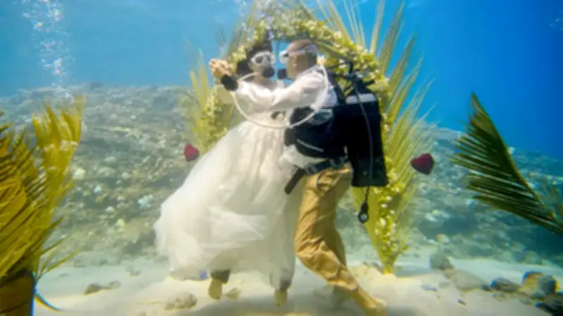 عروسان يحتفلان بزفافهما تحت أعماق البحر في موريشيوس