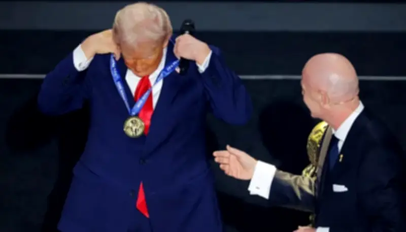 البيت الأبيض يدافع عن منح ترامب جائزة السلام من الفيفا