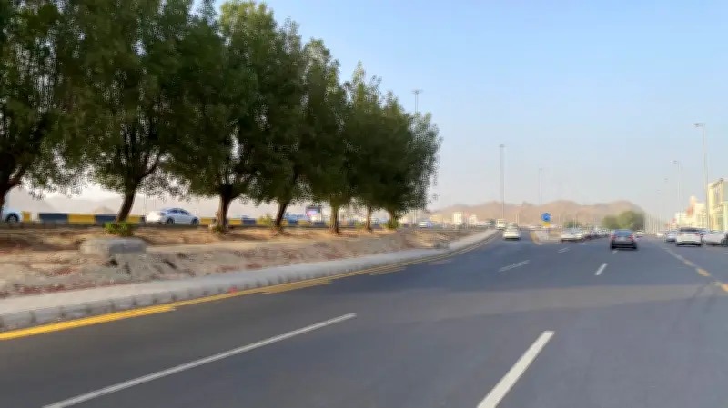 مستخدمو الطريق الموازي لطريق الشرايع يشتكون من مدخل واحد فقط