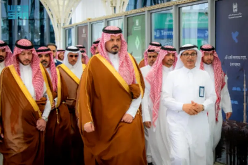 أمير المدينة المنورة يتفقد مطار الأمير محمد بن عبدالعزيز ويشيد بجاهزية الخدمات للحجاج