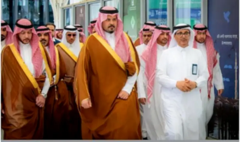 أمير المدينة المنورة يتفقد مطار الأمير محمد بن عبدالعزيز للوقوف على جاهزية خدمات الحج