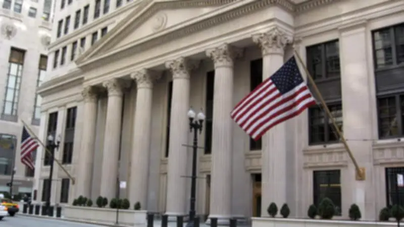 الفيدرالي الأمريكي يثبت الفائدة للمرة الثالثة ويصف التضخم بالمرتفع