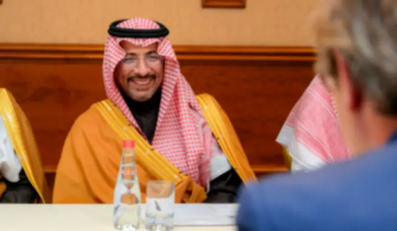 الخريّف يبحث مع مسؤول فرنسي تعزيز الشراكة في قطاع التعدين