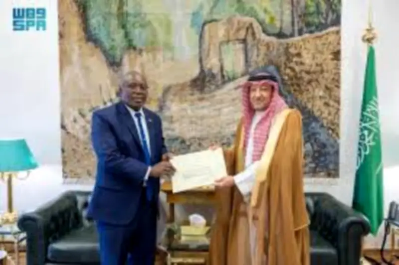 الملك سلمان يتلقى رسالة خطية من رئيس زيمبابوي حول العلاقات الثنائية