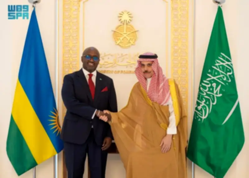 ولي العهد يتلقى رسالة خطية من رئيس رواندا تضامناً مع المملكة